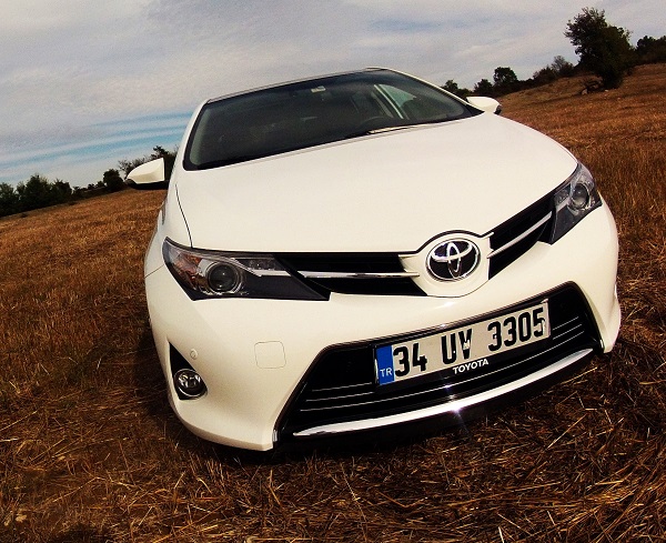 Toyota Auris 1.6 Premium Multidrive S Test ...