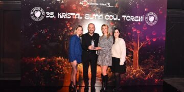 Mercedes-Benz Kamyon, 2023 yılındaki yaratıcı projeleriyle Kristal Elma ve Felis ödülü almaya hak kazandı