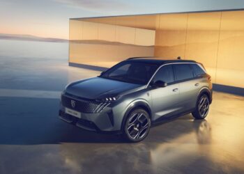 YENİ PEUGEOT E-5008 SINIFININ ÜSTÜ ELEKTRİKLİ BÜYÜK SUV