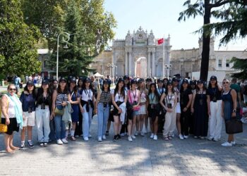 Mercedes-Benz Türk, Yıldız Kızlar’la Geleneksel İstanbul Ziyaretinde Bir Araya Geldi