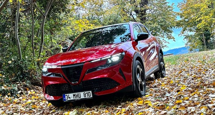 Alfa Romeo Junior Hybrid İlk Sürüş