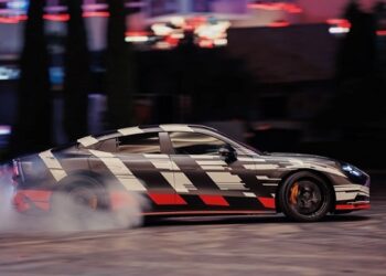 Brad Pitt, Mercedes-AMG GT 4-Kapı Coupe’nin yeni yüzü oldu