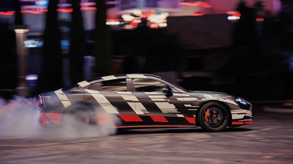 Brad Pitt, Mercedes-AMG GT 4-Kapı Coupe’nin yeni yüzü oldu