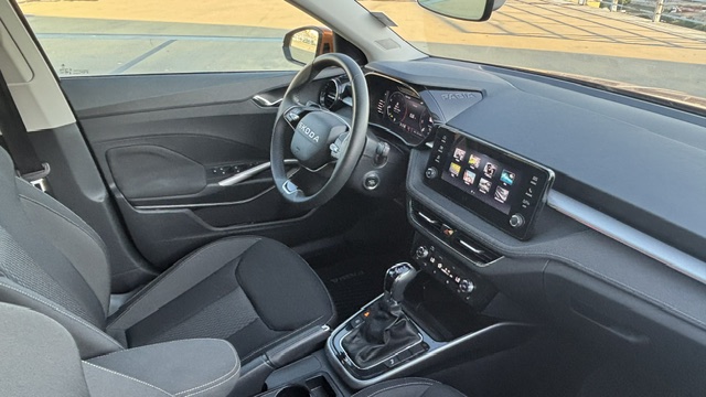 Skoda Fabia ön koltuklar ve sürücü kabini yaşam alanı