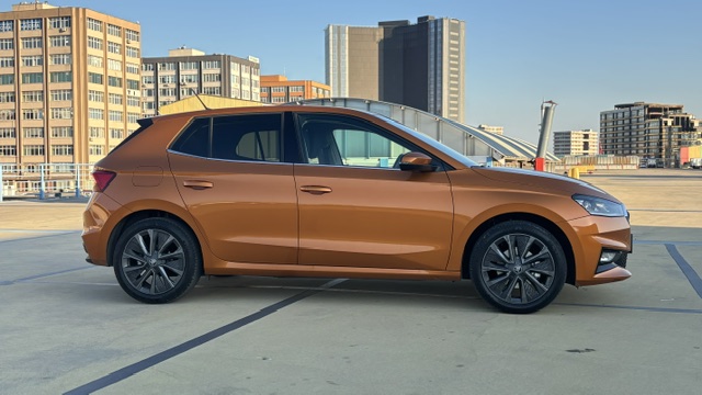 Skoda Fabia Anka Turuncusu yan profil ve 17 inç Procyon aero jantlar