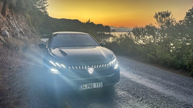 Peugeot 408 Hybrid Gece Görseli