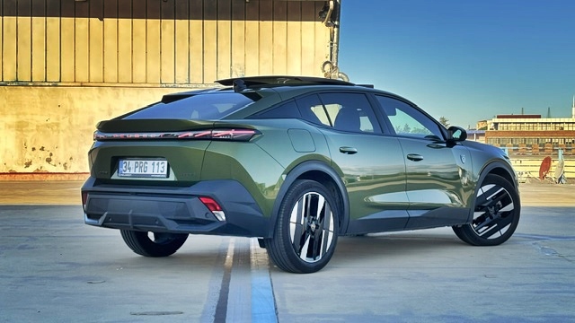 Peugeot 408 Hybrid Test 2026 Arka Tasarım