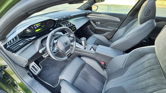 Peugeot 408 hybrid test 2026 ic mekan i cockpit